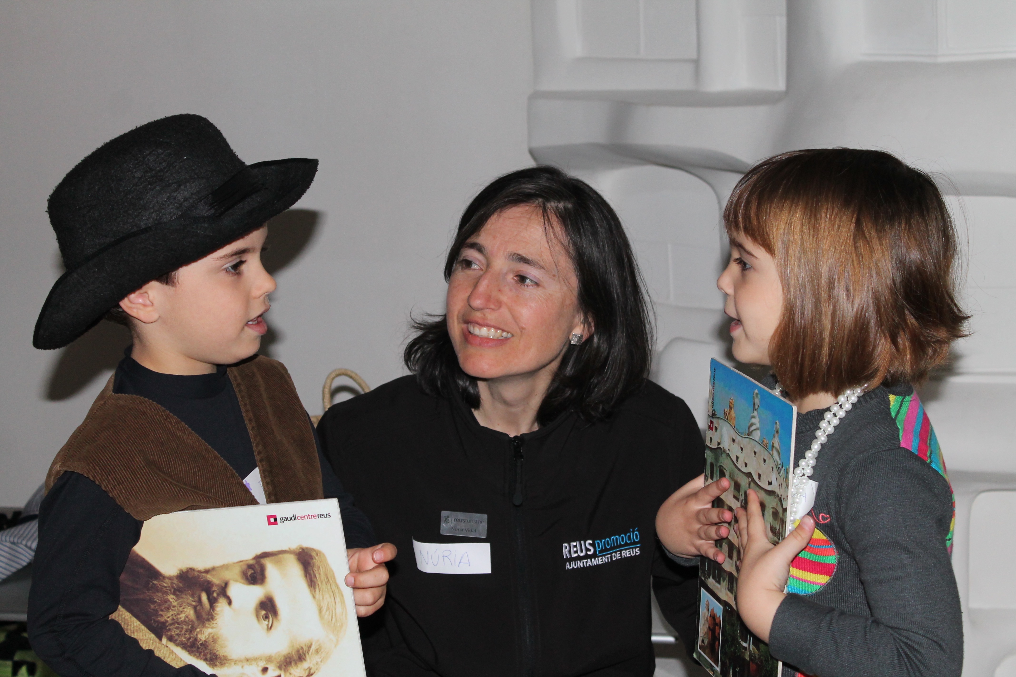 Imatge Visita familiar al Gaudí Centre "PETITS GRANS GENIS: observem, escoltem i toquem en família"